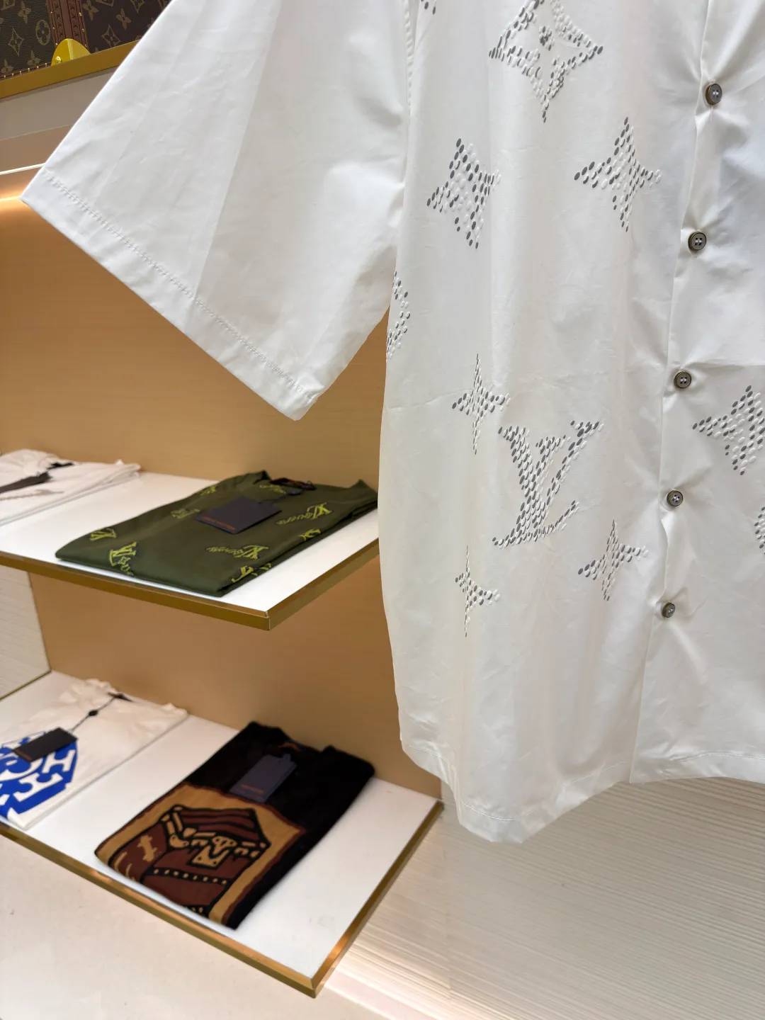 LOUIS VUITTON monogram printed short-sleeved shirt ●Original version: Purchased and developed by 9835 ●Item number: 1680421-A35 ●Fabric: silk fabric ●Technology: printing production ●Version: fitted version ●Weight: about 245 grams ●Size: S-M-L-XL ●Description: Poplin is a classic cotton fabric characterized by a large density difference between warp and weft yarns, forming a fine diamond-shaped grainy texture. This structure not only gives the fabric a refreshing and breathable wearing feel, but also ensures that its texture is light and thin but has a crisp texture, avoiding the shortcomings of ordinary thin cotton that easily collapses, perfectly supporting the neat silhouette of the shirt, while maintaining the unique skin-friendly comfort of cotton. The chest is decorated with a release printing process; it is neither too loose nor deliberately slim, aiming to create a clean silhouette and is extremely tolerant to the body shape. The standard length ensures that the hem can be tucked into trousers or hang naturally, meeting a variety of wear needs, including formal and casual. The overall wiring is straight and delicate, the fabric is comfortable and soft, and the color is consistent without color difference. It can be matched with the same style to create a fashionable look and control various occasions. Customized accessories, complete with three standards, same style for men and women!